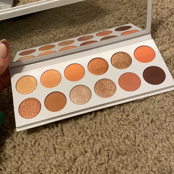 Kylie Jenner eyeshadow palette - Picture 2 of 2